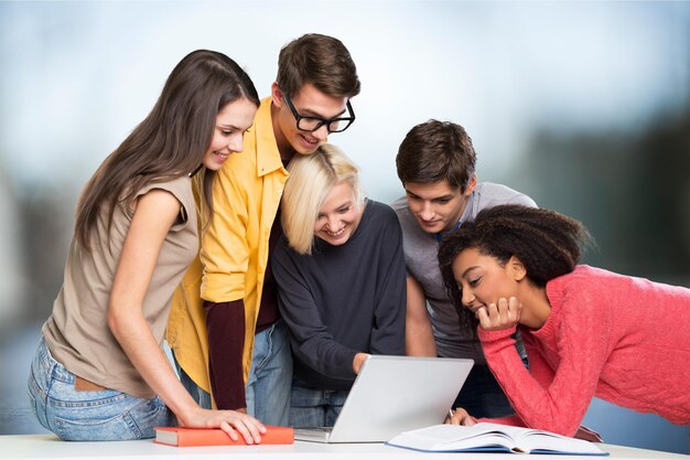 gruppo di giovani studenti che studiano in classe