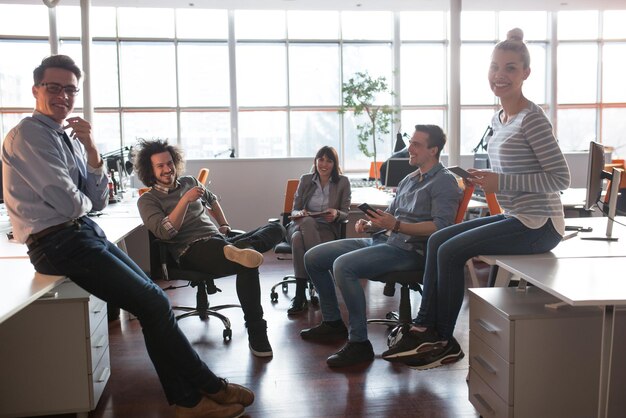 Gruppo di giovani uomini d'affari che discutono del business plan in ufficio