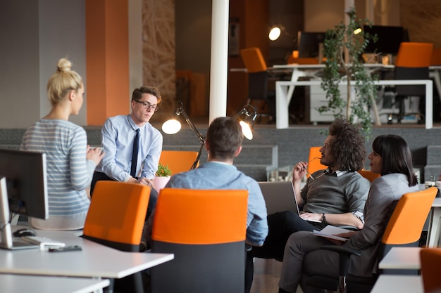 Gruppo di giovani uomini d'affari che discutono del business plan in ufficio