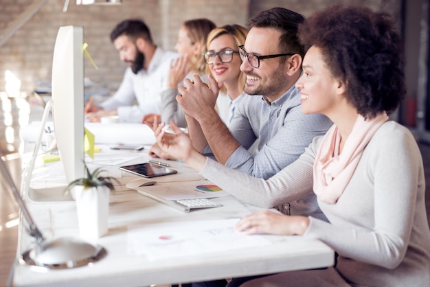 Gruppo di giovani uomini d'affari che lavorano in un ufficio moderno