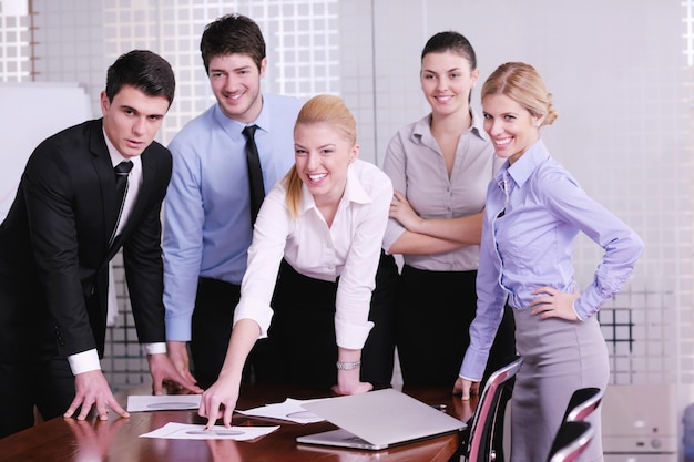 Gruppo di giovani uomini d'affari felici in una riunione in ufficio
