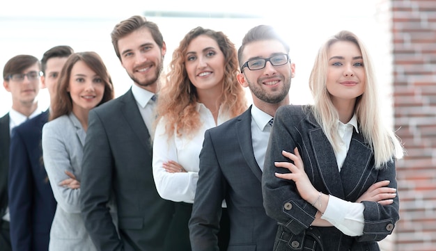 Gruppo di giovani uomini d'affari in piedi in fila