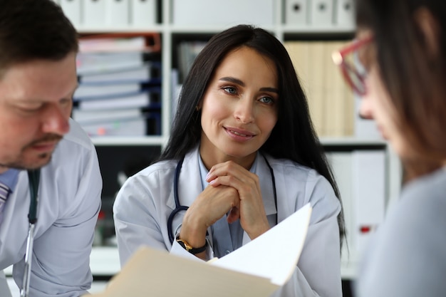 Gruppo di GP consulenza giovane donna in ufficio