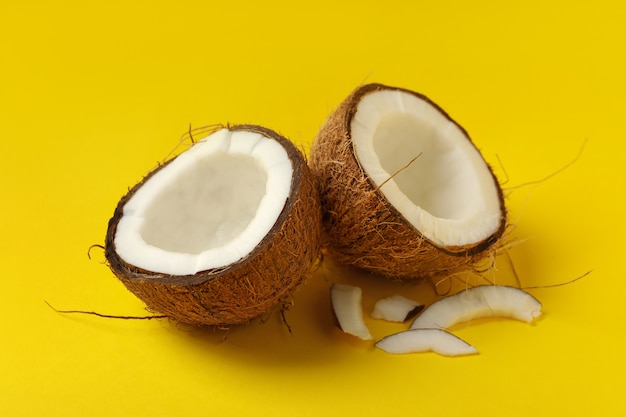 Gruppo di gustosa noce di cocco fresca su sfondo giallo