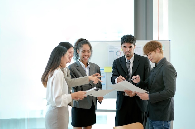 Gruppo di incontri d'affari asiatici e discussioni con un nuovo progetto di idea di avvio Analisi della strategia di pianificazione di uomini d'affari creativi e brainstorming con rapporto sul documento in ufficio