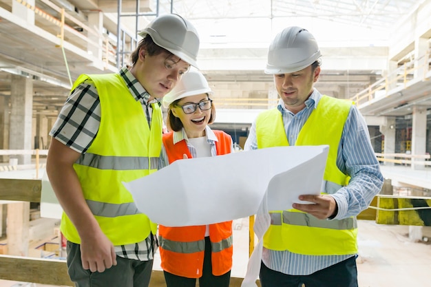 Gruppo di ingegneri, costruttori e architetti sul cantiere