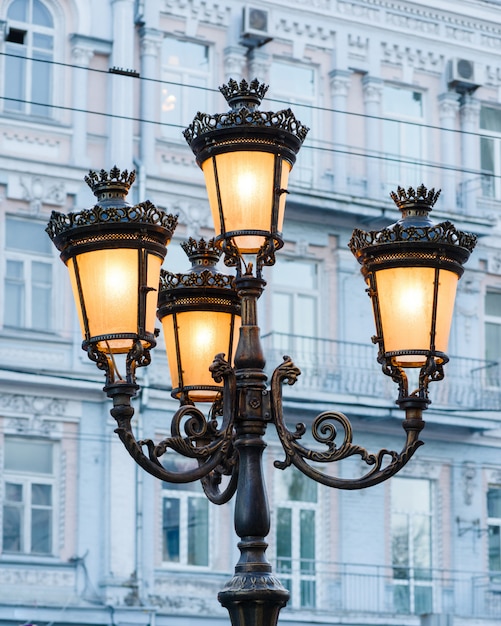 Gruppo di lampioni luminosi su una colonna che illumina una strada