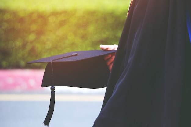 Gruppo di laureati durante l'inizio. Congratulazioni per l'educazione del concetto in laurea. Cerimonia di laurea