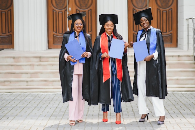 Gruppo di laureati multiculturali.