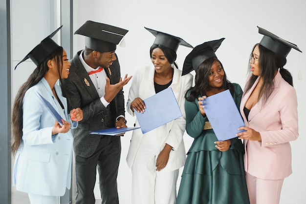 Gruppo di laureati multiculturali.