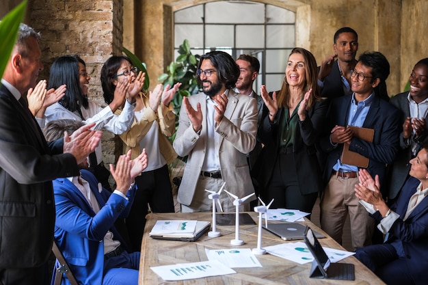 Gruppo di lavoratori di diverse etnie ad applaudire al termine dell'incontro