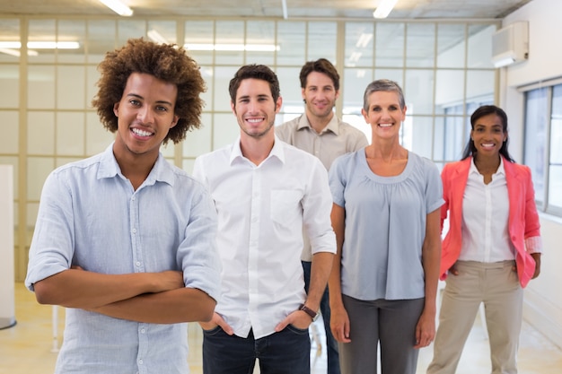 Gruppo di lavoratori sorridendo alla telecamera