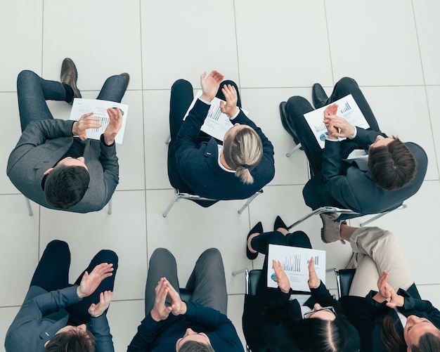 Gruppo di lavoro che applaude a una riunione di lavoro