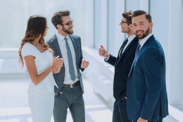 Gruppo di lavoro che parla nella foto dell'ufficio con lo spazio della copia