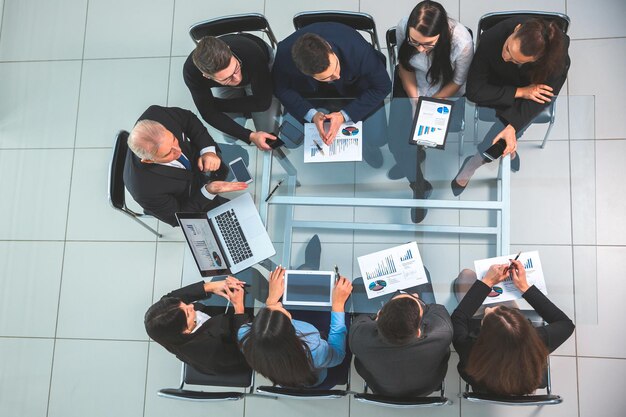 Gruppo di lavoro vista dall'alto che discute i programmi finanziari