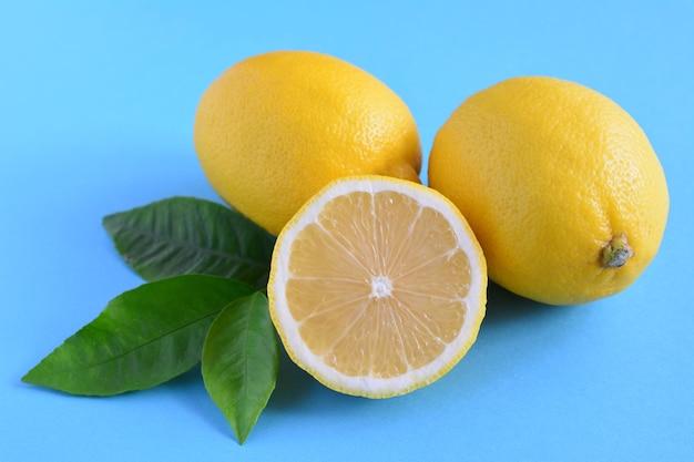 gruppo di limoni su sfondo blu, primo piano