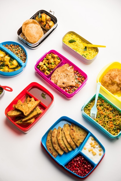 Gruppo di Lunch Box o Tiffin per bambini indiani, che mostrano varietà o opzioni multiple o combinazioni di cibo sano per i tuoi bambini che vanno a scuola