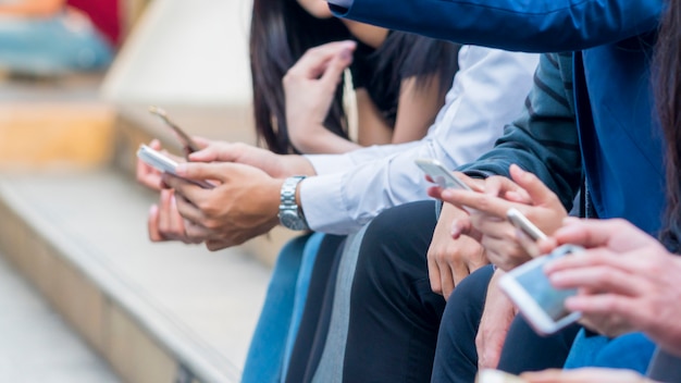 gruppo di mano con lo smartphone