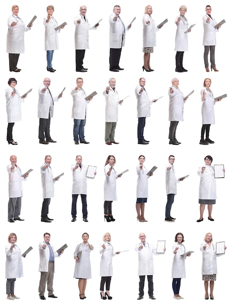 Gruppo di medici a figura intera con blocco note isolato