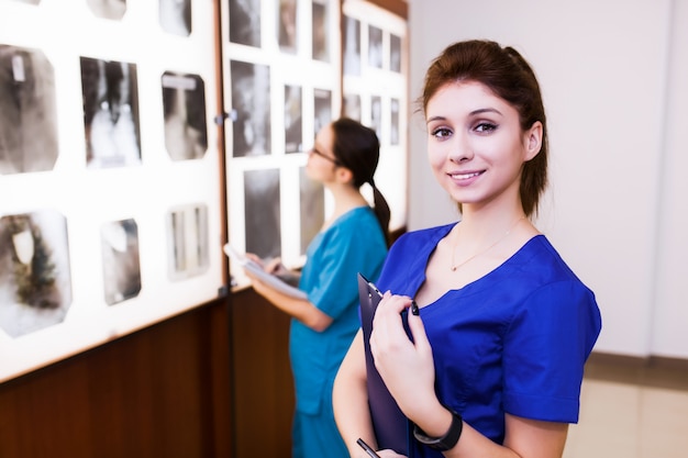 gruppo di medici che studiano le sezioni del cervello. Il concetto di educazione sanitaria. Studenti in classe con raggi X.