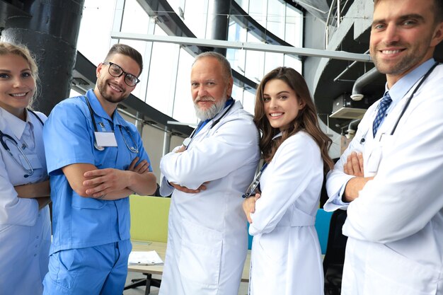 Gruppo di medici felici nel corridoio dell'ospedale, ritratto.