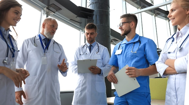 Gruppo di medici in piedi presso lo studio medico.