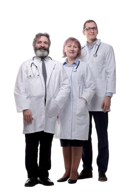 Gruppo di medici qualificati che stanno insieme isolati su un bianco