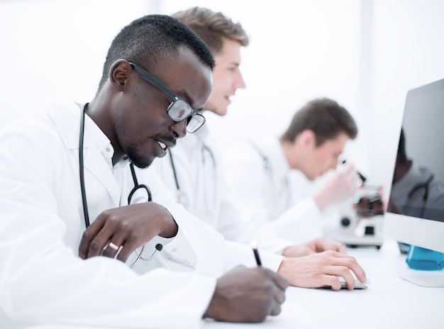 Gruppo di medici seduti in laboratoriopersone e medicina