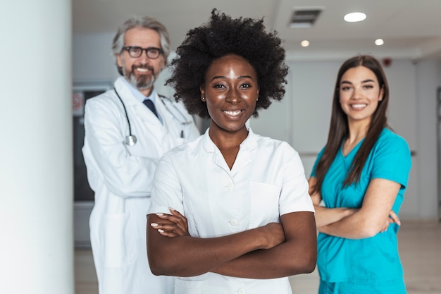 Gruppo di medici sorridenti che stanno insieme in un ospedale