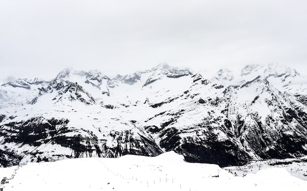 Gruppo di montagne alpine nebbiose intorno a Mt. Gornergrat