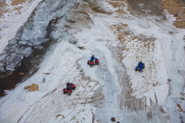 Gruppo di motoslitte in inverno