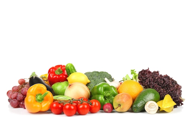 Gruppo di ortaggi e frutta freschi su sfondo bianco