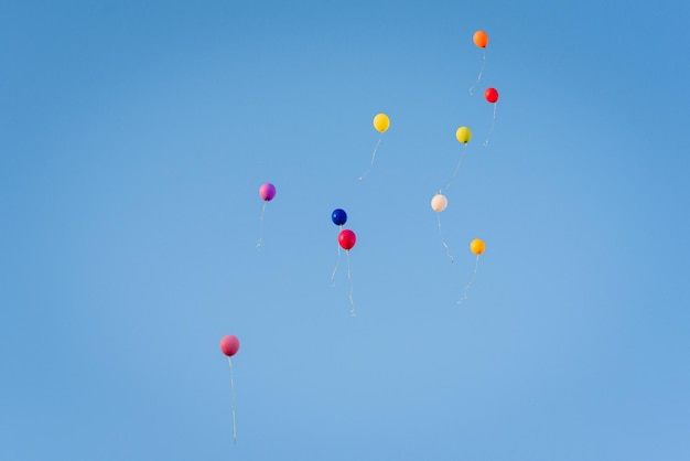 Gruppo di palline di gel colorate ad aria che volano contro il cielo