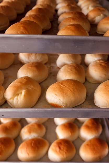 Gruppo di pane fresco in panetteria