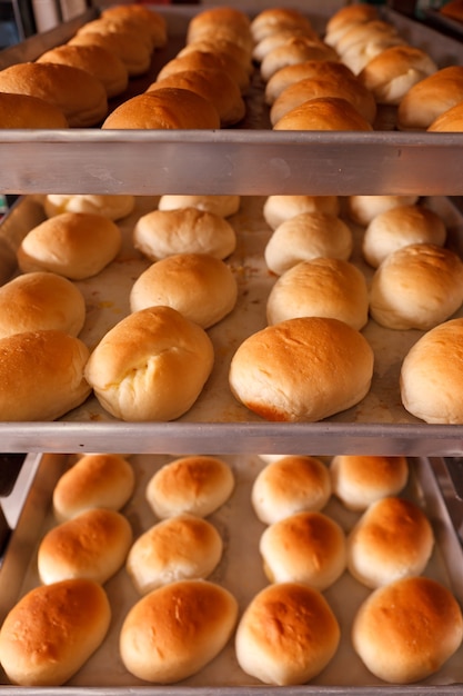 Gruppo di pane fresco in panetteria