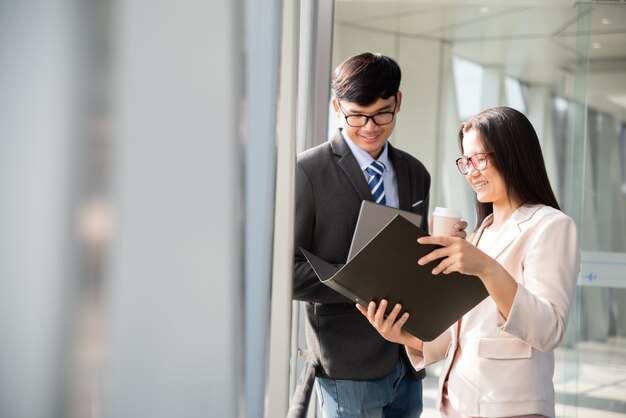 Gruppo di partner commerciali che discutono di idee e pianificazione di lavoro fuori sede