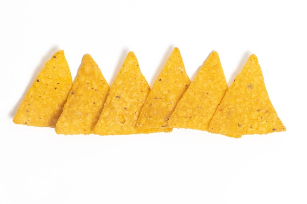 Gruppo di patatine di nachos di tortilla di mais croccante vista dall'alto isolato sul percorso di taglio sullo sfondo bianco