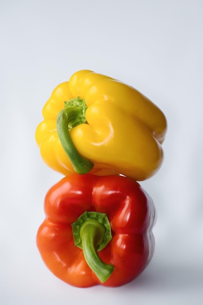 Gruppo di peperoni con sfondo bianco