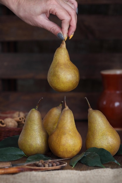 Gruppo di pere mature giacciono su vecchie tavole di legno piallate