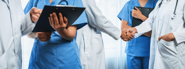 Gruppo di personale medico medico infermiere e professione specializzata in sanità stretta di mano in ospedale Lavoro di squadra medico e cooperazione sanitaria sullo sfondo di banner panoramico Neoterico