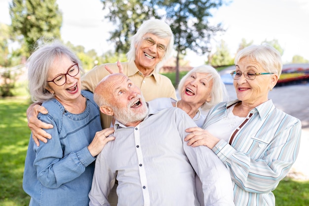 Gruppo di persone anziane che si legano al parco