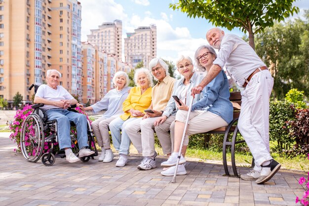 Gruppo di persone anziane che si legano al parco