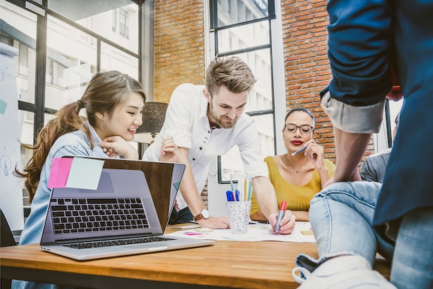 Gruppo di persone asiatiche e multietniche che lavorano