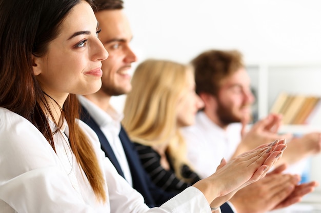 Gruppo di persone battono il braccio in fila