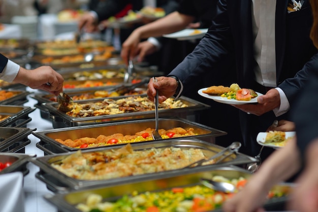 gruppo di persone catering cibo a buffet al coperto in un ristorante di lusso con carne colorata frutta e verdura