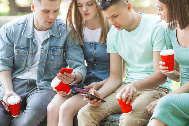 Gruppo di persone che bevono caffè e parlare.