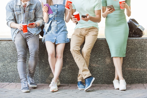 Gruppo di persone che bevono caffè