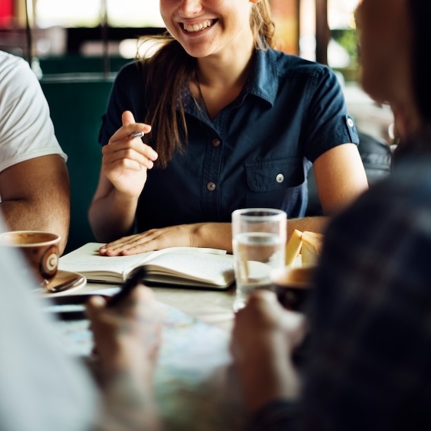 Gruppo di persone che bevono il concetto del caffè