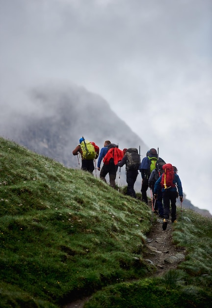 Gruppo di persone che camminano in salita in montagna