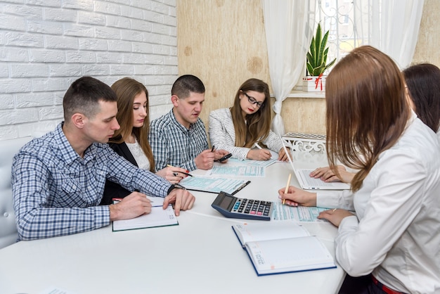 Gruppo di persone che compilano il modulo in ufficio